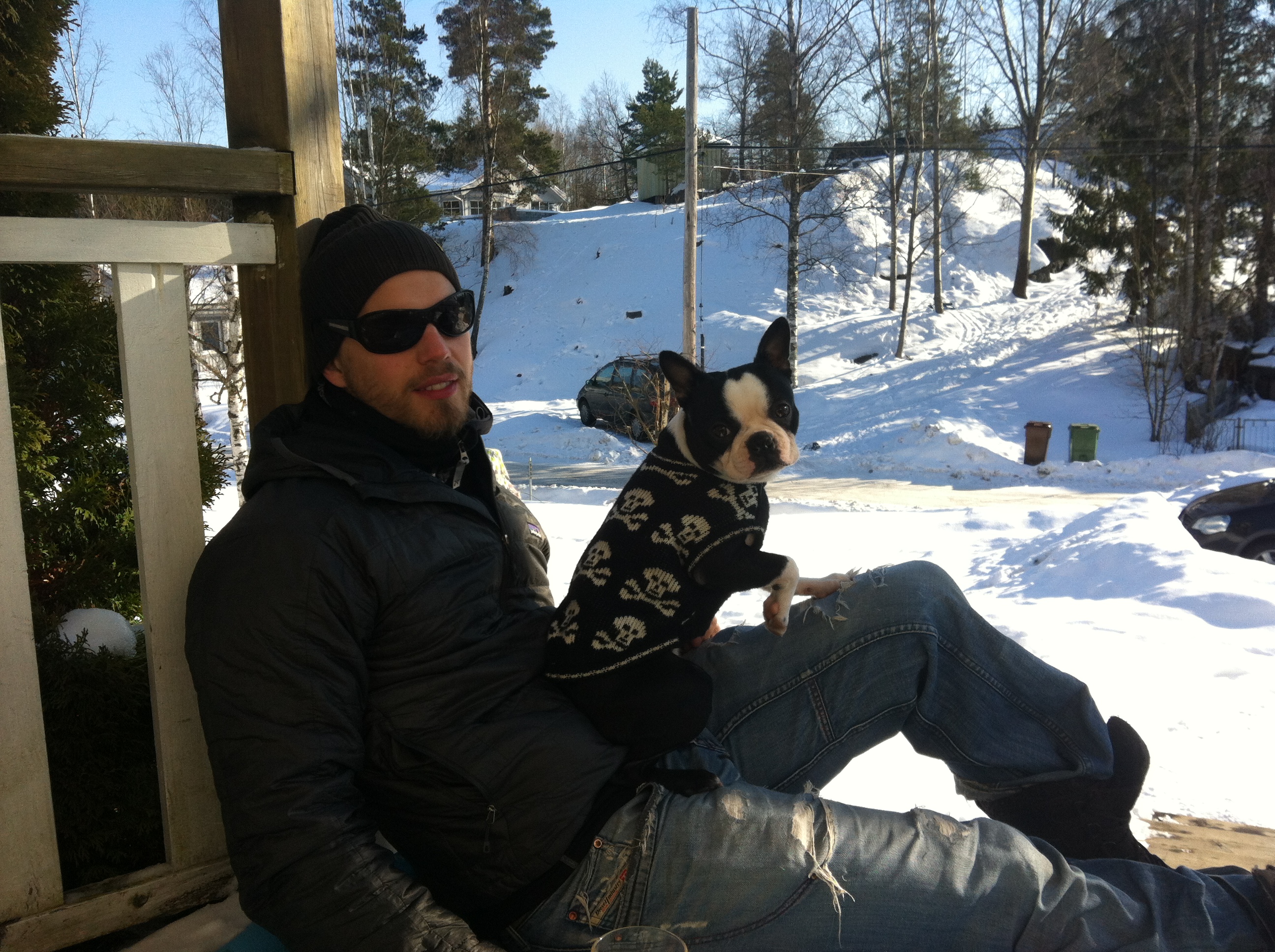 Zeb och husse njuter av vårsolen